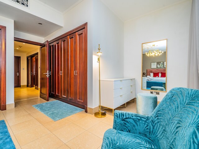 バルコニー付きカラフルアパートメント ドバイモール近く