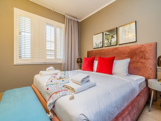 バルコニー付きカラフルアパートメント ドバイモール近く