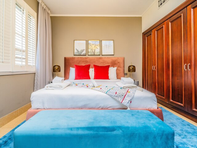 バルコニー付きカラフルアパートメント ドバイモール近く