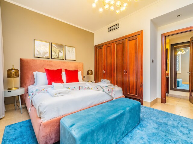 バルコニー付きカラフルアパートメント ドバイモール近く