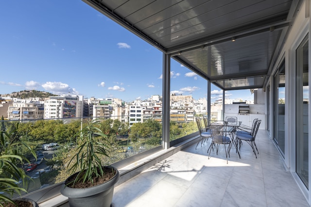 フェドラスリビング: シティセンターラグジュアリーフラットN.コスモス