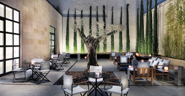 H 10 アート ギャラリー