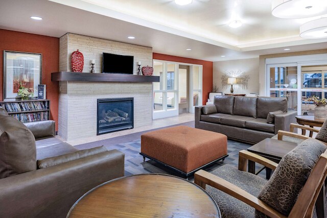 ホーソーン エクステンデッド ステイ バイ ウィンダム ディキンソン