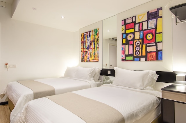 12 フライ ホテル