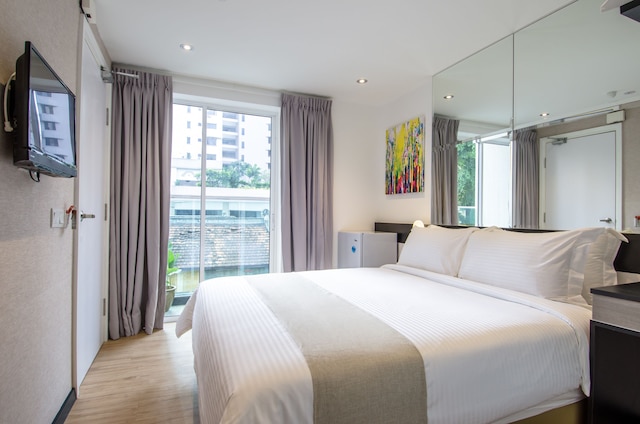 12 フライ ホテル