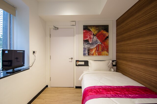 12 フライ ホテル