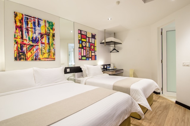 12 フライ ホテル