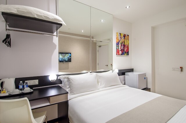 12 フライ ホテル