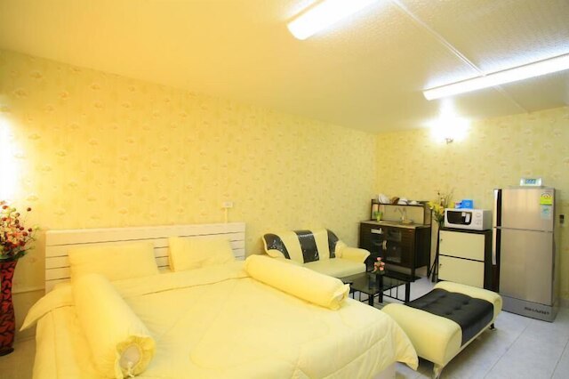 デラックス アット ポピュラー コンド