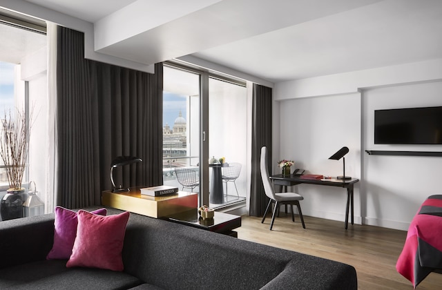 シー コンテナーズ ロンドン