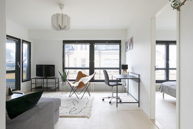 2ndhomes モダンな1BR アパート w バルコニー