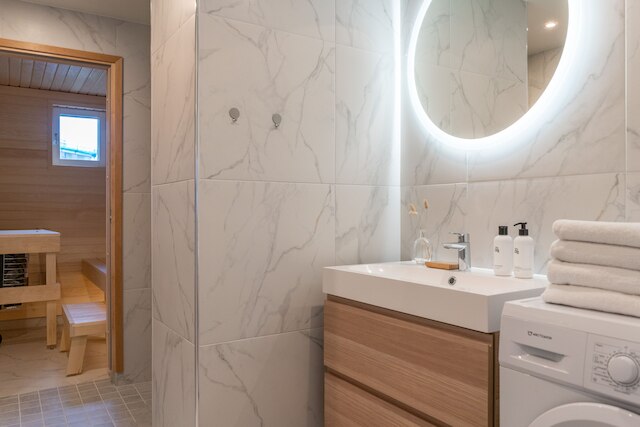 フルリノベーションされた3ベッドルームアパートメントとサウナ