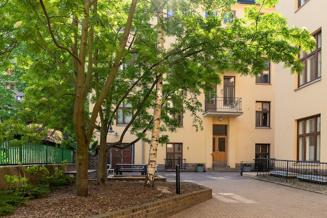 庭園のある暖かく明るいスタジオ