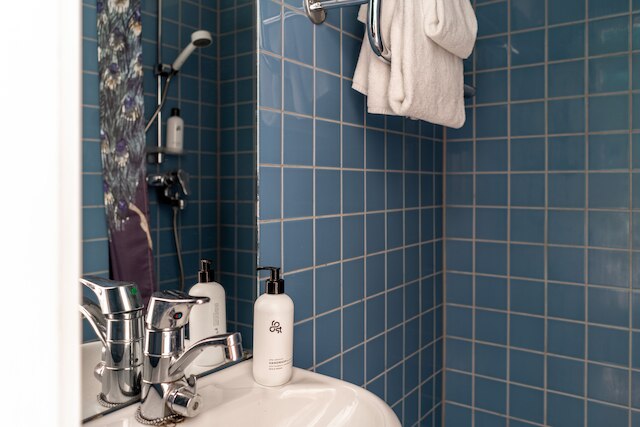 庭園のある暖かく明るいスタジオ