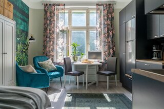 庭園のある暖かく明るいスタジオ