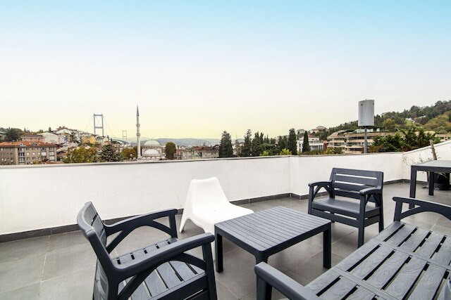 スリーク ハウス ウィズ ア ラブリー テラス イン ベシクタス