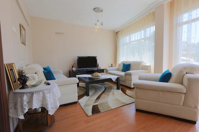 フラット ウィズ トゥー リビング ルームズ アンド バルコニー イン ウスクダル