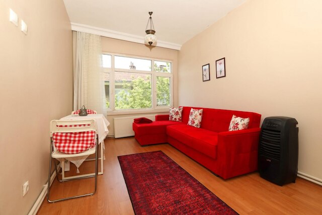 フラット ウィズ トゥー リビング ルームズ アンド バルコニー イン ウスクダル