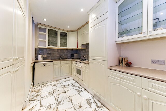 ケンジントンクイーンズゲートアパートメント