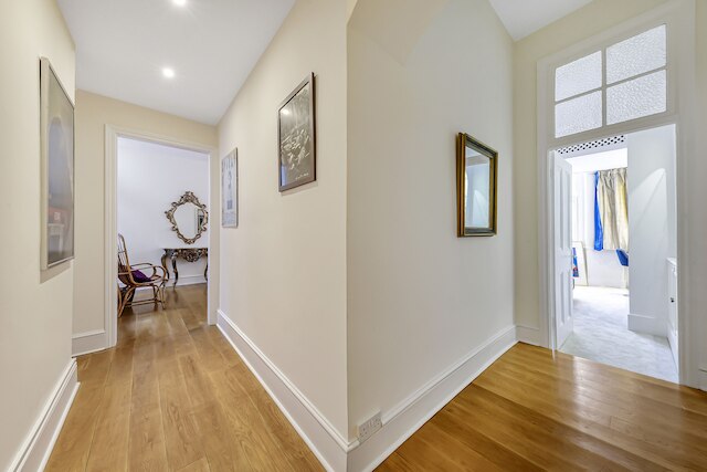 ケンジントンクイーンズゲートアパートメント