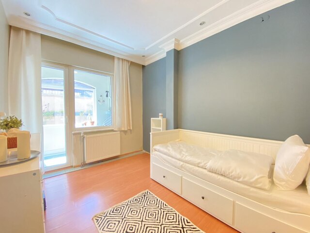 フラット ウィズ ボスポラス ビュー アンド バックヤード イン ウスクダル