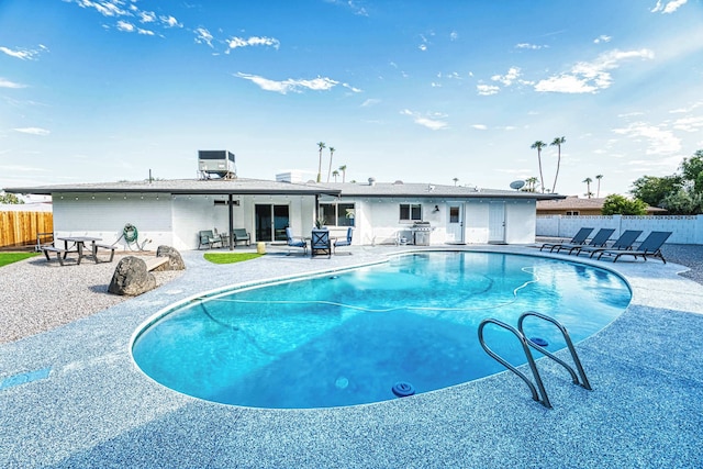 3 ベッドルーム スリープス 8 プール パッティンググリーン BBQ ラージアイランド!