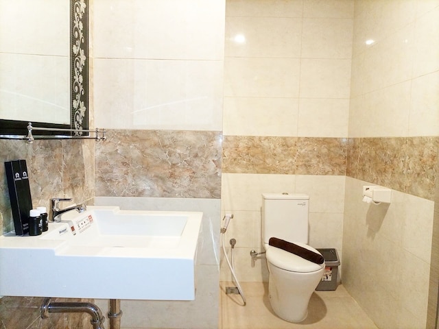 コンフォート アンド シンプリー ルック スタジオ ルーム アット マタラム シティ  アパートメント