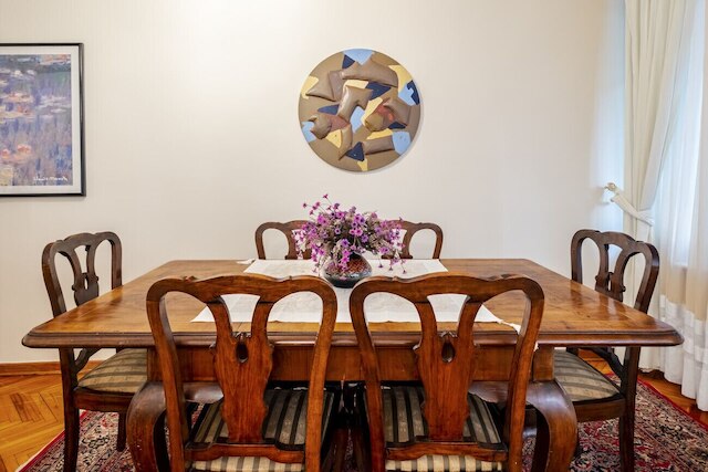 シック フラット ウィズ バルコニー クローズ トゥ カデボスタン ショア