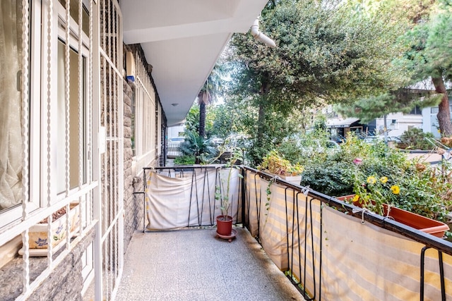 シック フラット ウィズ バルコニー クローズ トゥ カデボスタン ショア