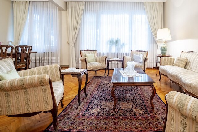 シック フラット ウィズ バルコニー クローズ トゥ カデボスタン ショア