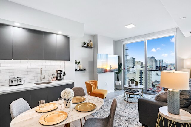 モダン ハイ ライズ  コンドミニアム ウィズ プール / ジム イン セントラル T マイアミ!