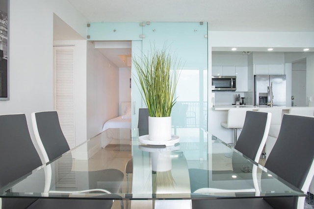 モダン ブリッケル コンドミニアム ウィズ オーシャン シティ ビューズ