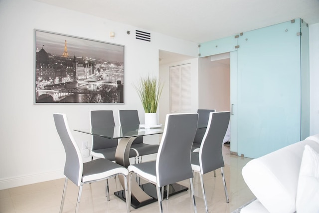 モダン ブリッケル コンドミニアム ウィズ オーシャン シティ ビューズ