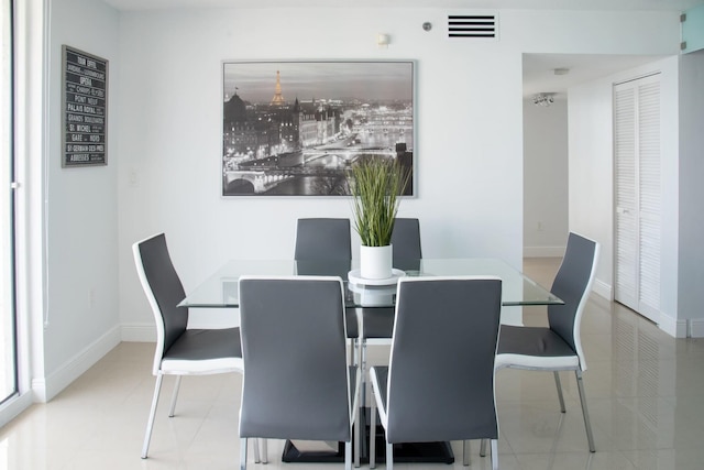 モダン ブリッケル コンドミニアム ウィズ オーシャン シティ ビューズ