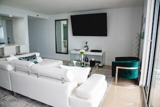 モダン ブリッケル コンドミニアム ウィズ オーシャン シティ ビューズ