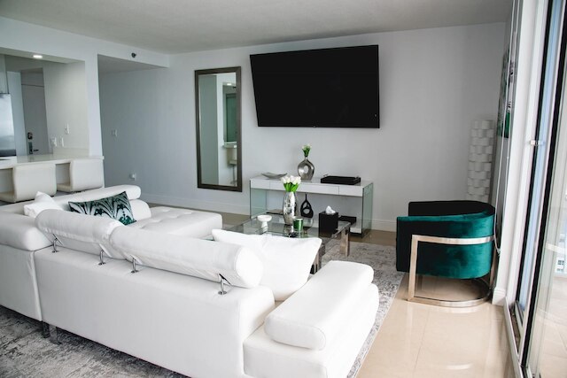 モダン ブリッケル コンドミニアム ウィズ オーシャン シティ ビューズ