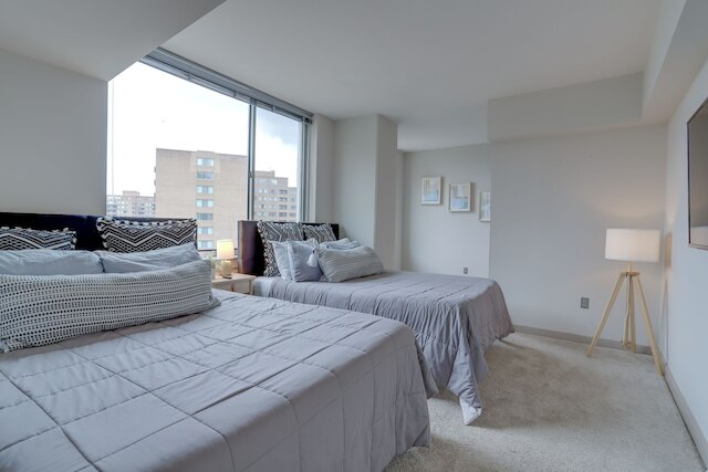 ワンダフル 2BR コンド at クリスタルシティ