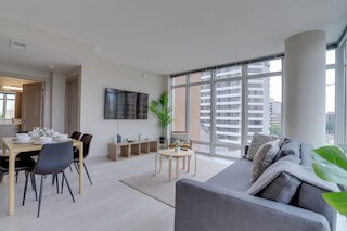ワンダフル 2BR コンド at クリスタルシティ