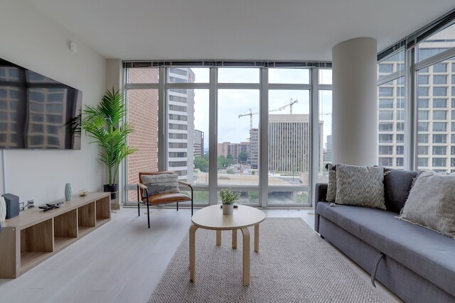 ワンダフル 2BR コンド at クリスタルシティ