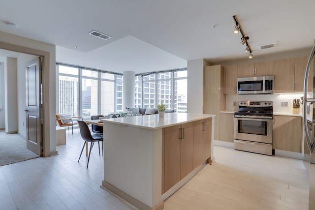 ワンダフル 2BR コンド at クリスタルシティ