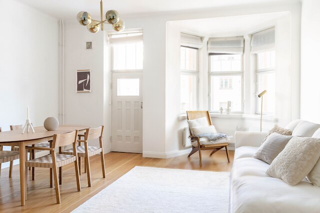 バルコニーと海の見える1brアパートメント