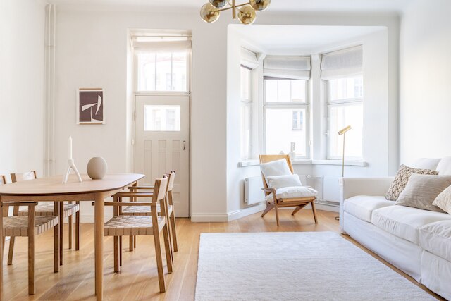 バルコニーと海の見える1brアパートメント