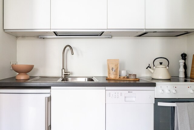 バルコニーと海の見える1brアパートメント