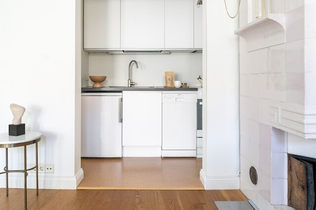 バルコニーと海の見える1brアパートメント