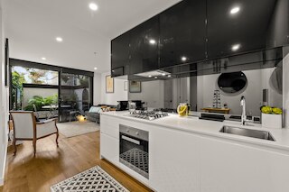 ステイセントラル - ホーソン・イースト - スタディ、2台の車スペース