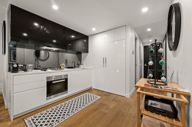 ステイセントラル - ホーソン・イースト - スタディ、2台の車スペース