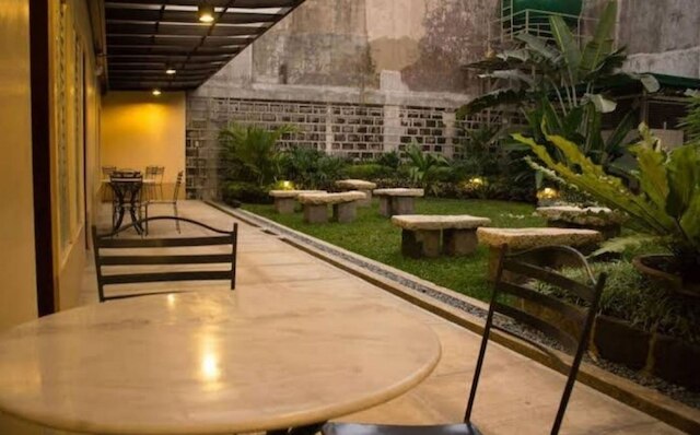 OYO 916 エンジェルズ ボードルームズ