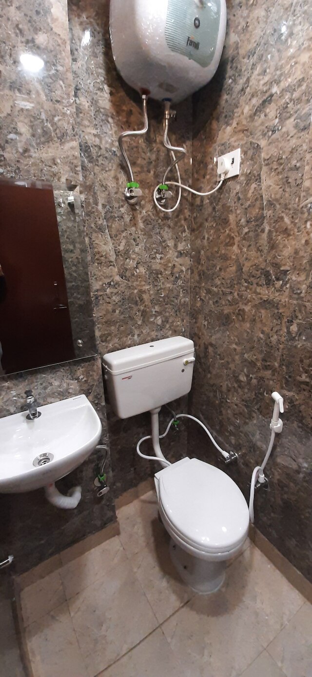 ラジパット ナガルの外国人エリアにある豪華なフラット、設備の整ったキッチン付き