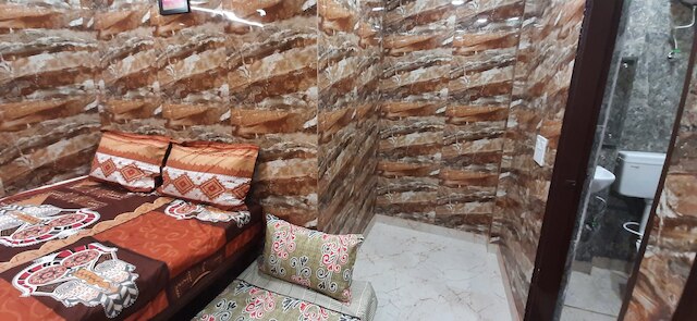 ラジパット ナガルの外国人エリアにある豪華なフラット、設備の整ったキッチン付き