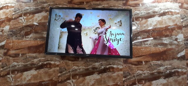 ラジパット ナガルの外国人エリアにある豪華なフラット、設備の整ったキッチン付き